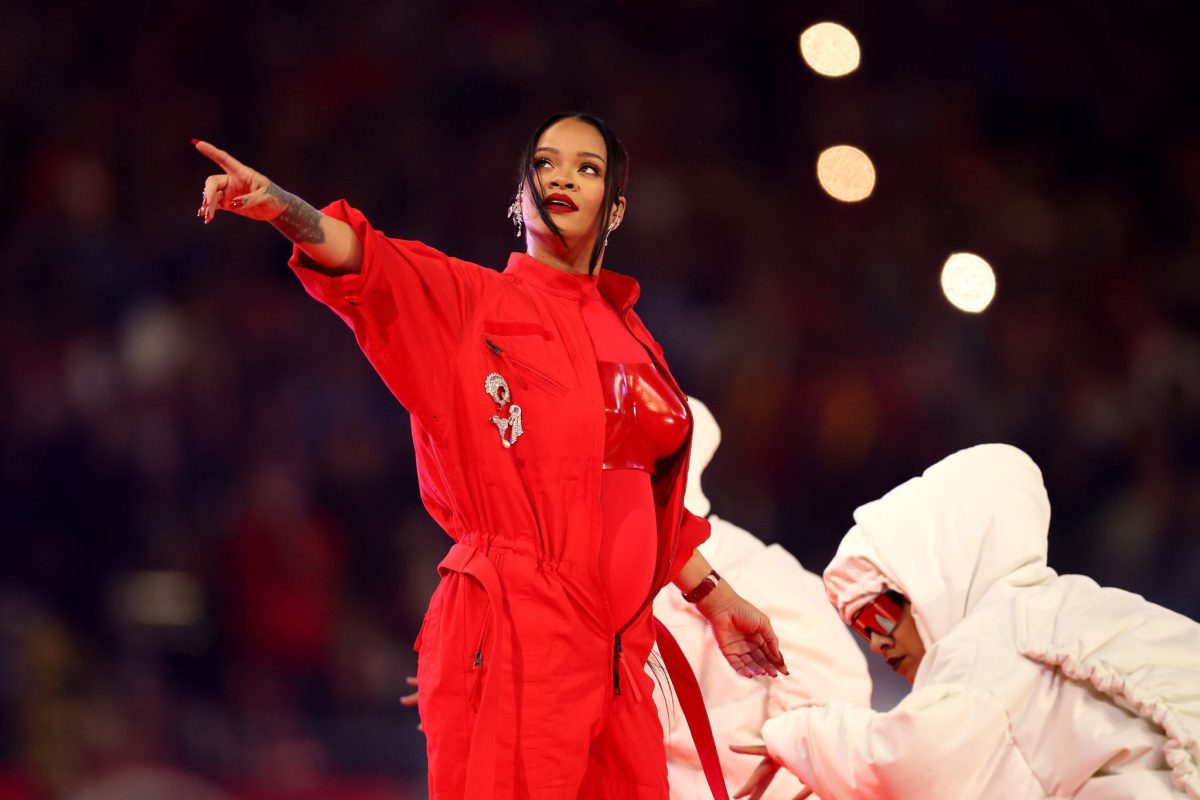 Rihanna mostró su embarazo sobre las plataformas de cristal en el show del medio tiempo del SuperBowl.-