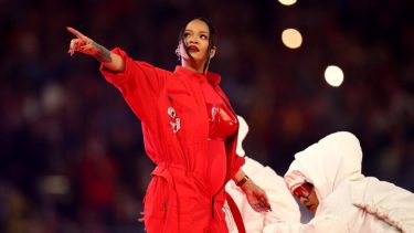 Rihanna mostró su embarazo sobre las plataformas de cristal en el show del medio tiempo del SuperBowl.-