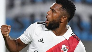 Con polémica, River le ganó 2 a 1 a Argentinos Juniors en el debut de local de Demichelis