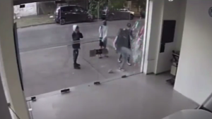 Detuvieron a un grupo de adolescentes por robar en dos concesionarias en La Plata