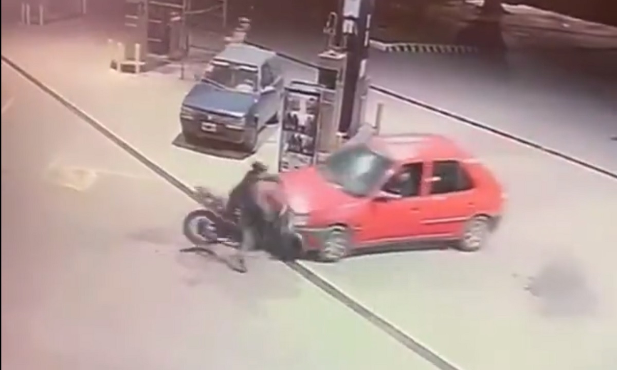 El momento exacto del impacto del auto contra el motochorro. 
