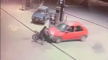 El momento exacto del impacto del auto contra el motochorro. 