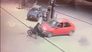 Video: chocó con su auto a un motochorro que le había robado la bicicleta a un joven, en la Plata