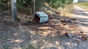 Los transformadores son arrojados de las plataformas para robar elementos de cobre. (Foto gentileza)