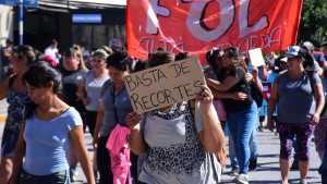 La Unidad Piquetera marchó en contra del ajuste hacia los municipios de Bariloche, Regina y Roca