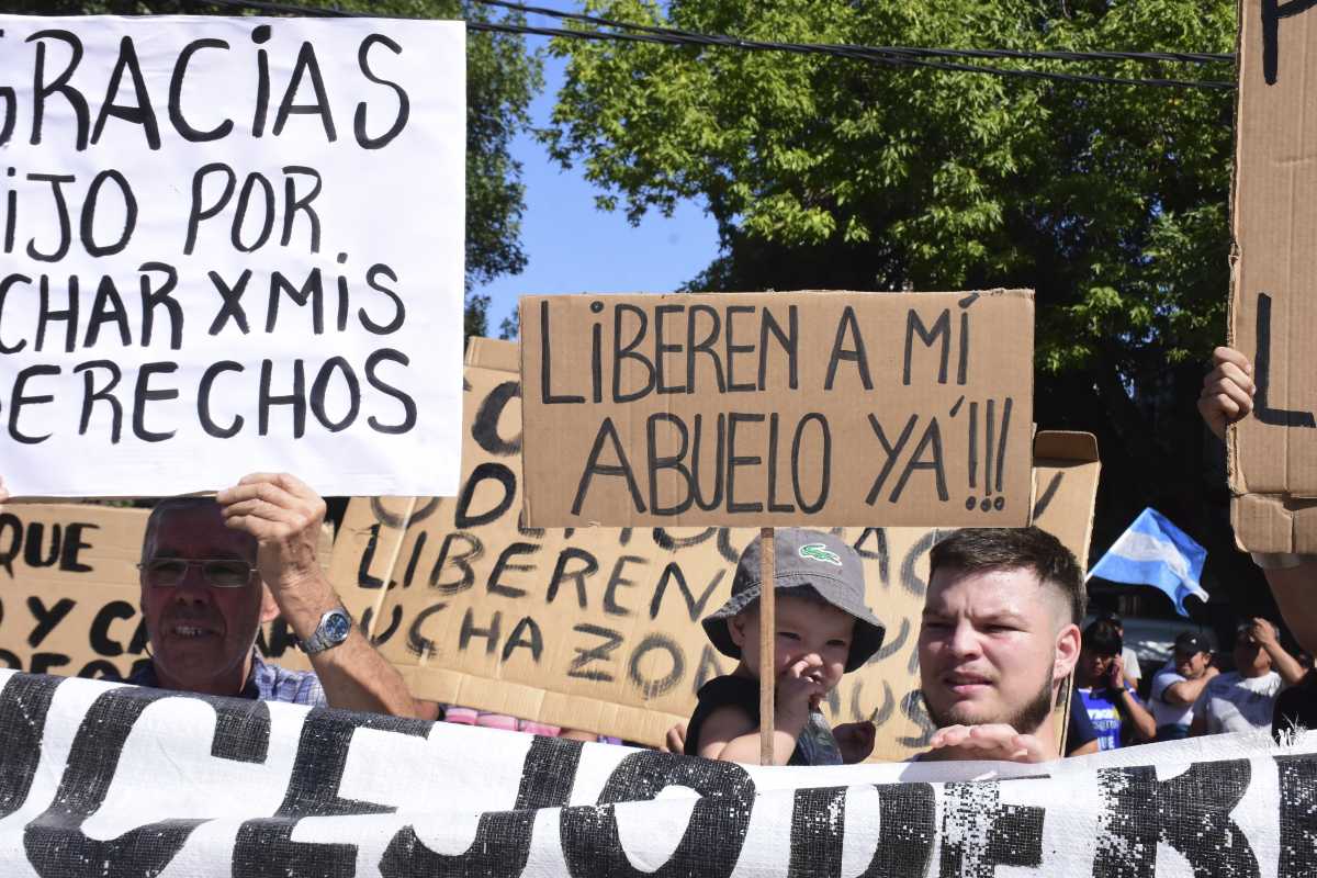 La familia de Rubén Muñoz encabezó el reclamo en la justicia federal, en Roca. Foto: Cesar Izza