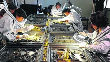 El monumento, donde el padre de la literatura italiana Dante Alighieri (1265-1321) fue bautizado, fue restaurado por última vez hace más de un siglo. 