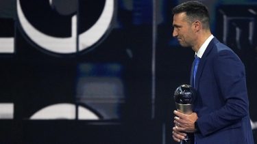 Scaloni y el trofeo The Best. (Foto: AP)