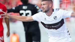 Platense y una gran victoria sobre el Rojo en Avellaneda: mirá el golazo de taco de Servetto