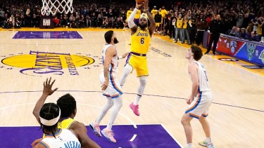 LeBron James toma el tiro que lo pone en lo más alto de la historia en materia de puntos en la NBA. 