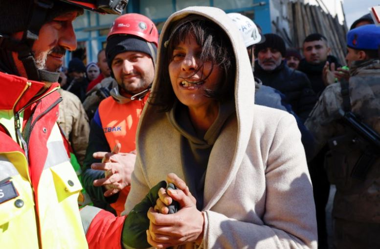 La hermana de la mujer rescatada de entre los escombros. Foto: Reuters.