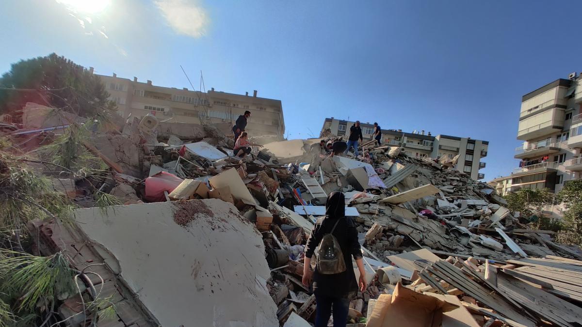 La búsqueda es contrarreloj bajo los escombros para saber si hay sobrevivientes en el terremoto de Turquía.-