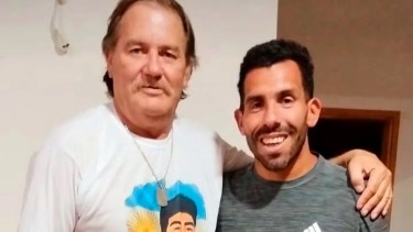 Carlos Tévez visitó a la familia de Lucio Dupuy mientras el abuelo y el padre del niño acompañaban a la familia de Fernando Báez Sosa en Dolores. Foto Gentileza.