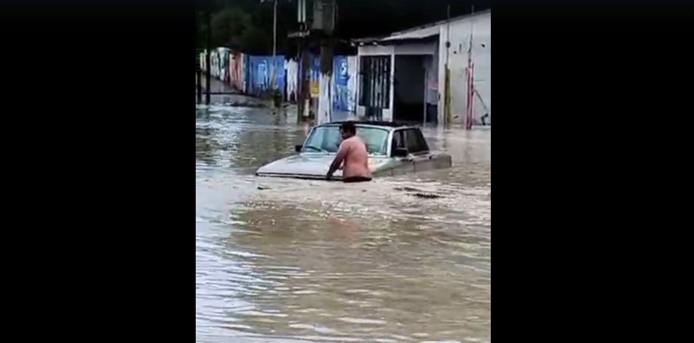 Las intensas lluvias provocaron que los vehículos quedaran varados con agua hasta la altura de del capot.