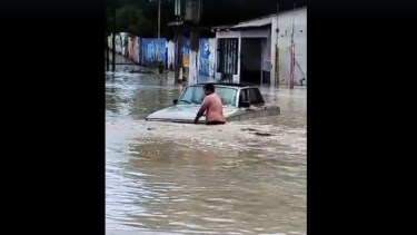 Las intensas lluvias provocaron que los vehículos quedaran varados con agua hasta la altura de del capot.