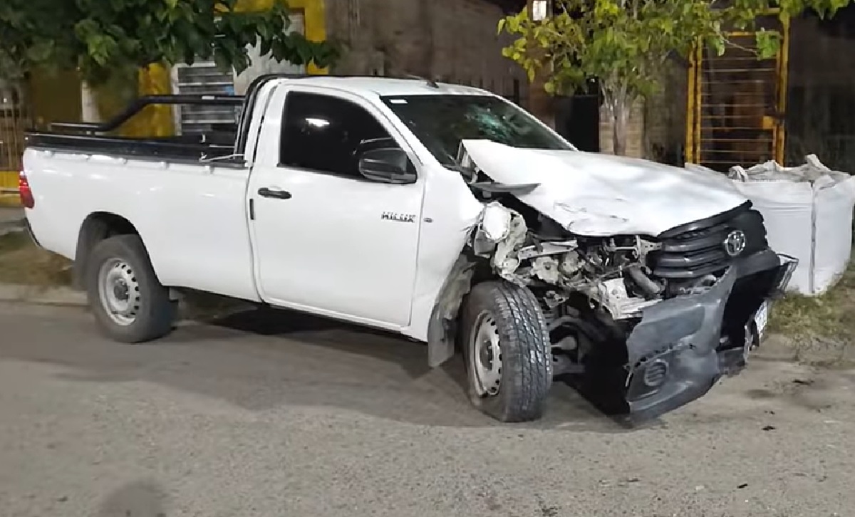 El conductor de la camioneta chocó contra un auto y luego a una segunda camioneta. (Foto gentileza)