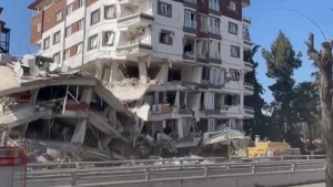 Turquía: un maquinista escapó de milagro y se salvó de morir aplastado por un edificio
