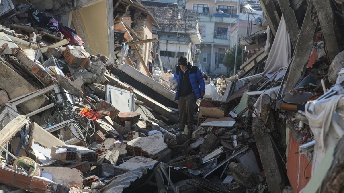 Un hombre camina entre los escombros de edificios derrumbados en Hatay, en el sur de Turquía. Foto AP.
