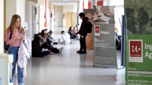 Estudiantes piden a Educación el pago de becas atrasadas en Roca: «Afectan nuestros estudios»