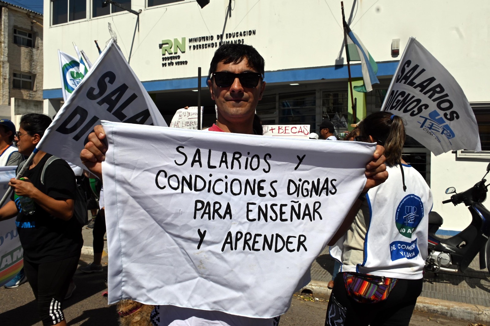 La movilización en Viedma llegó con su reclamo al ministerio de Educación. Foto: Marcelo Ochoa