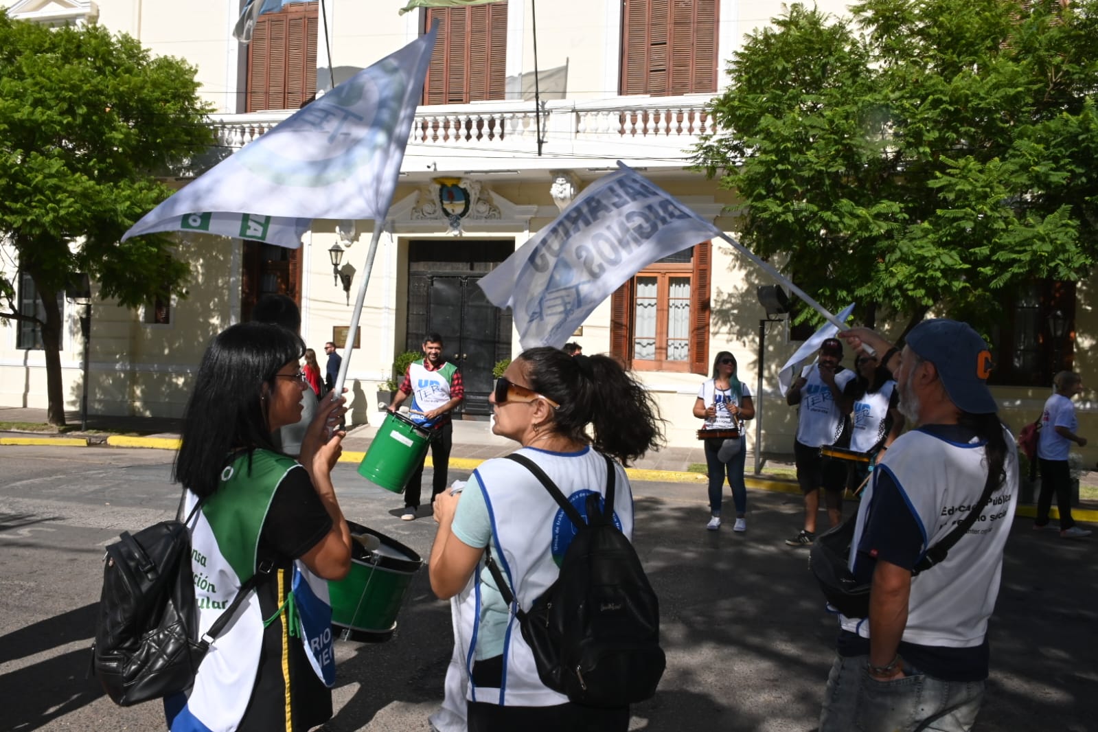 Los docentes empiezan a concentrarse frente a Casa de Gobierno. Foto: Marcelo Ochoa