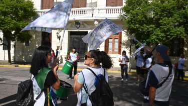 Los docentes empiezan a concentrarse frente a Casa de Gobierno. Foto: Marcelo Ochoa