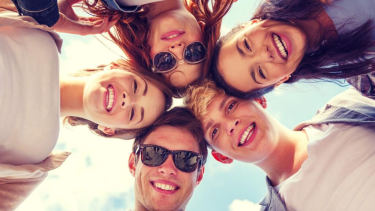 La generosidad no solo se muestra con objetos materiales, sino también con actitudes amorosas y de compañía.