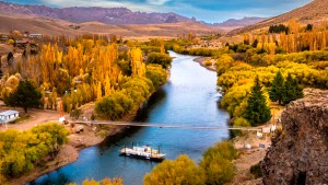 Vive en un paraíso escondido de la Patagonia y le muestra al mundo la belleza de Villa Llanquín