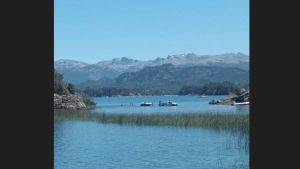 Polémica en Pehuenia porque meten la camioneta al lago y arriesgan a los niños que se bañan
