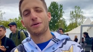 La historia del buzo que le regalaron a Wos en la Fiesta de la Confluencia en Neuquén