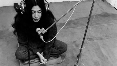 Hija de una de las dinastías de banqueros más ricos de Japón por parte de su madre, Yoko Ono contaba con una formación musical clásica y estudios de filosofía y artes plásticas.