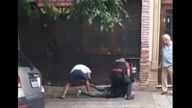 Ni un ladrón reducido y esposado se salvó de que le robaran las zapatillas, en Buenos Aires