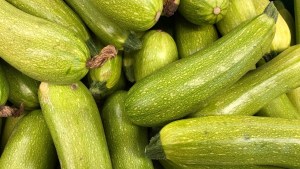 Y para el picoteo&#8230; zucchini en escabeche