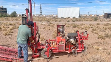 Se realiza un estudio de suelo en el predio donde se construirá la EPET 23. Foto: Gentileza. 