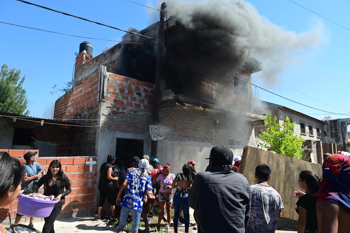 Una gran cantidad de vecinos incendiaron el supuesto búnker de la organización. Foto Télam