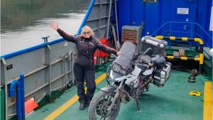 A los 63, sale a recorrer el país sola en moto desde Bariloche e inspira a viajar a otras mujeres