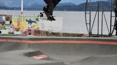 El skate park de Bariloche está pegado al lago Nahuel Huapi. Foto: archivo