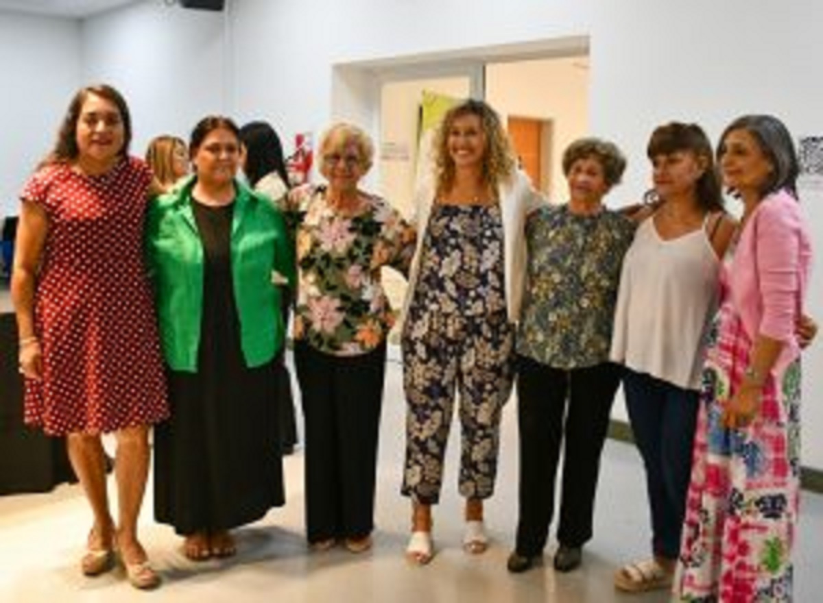 Silvana Larralde junto a las seis Mujeres que Inspiran de Cipolletti. Foto: gentileza