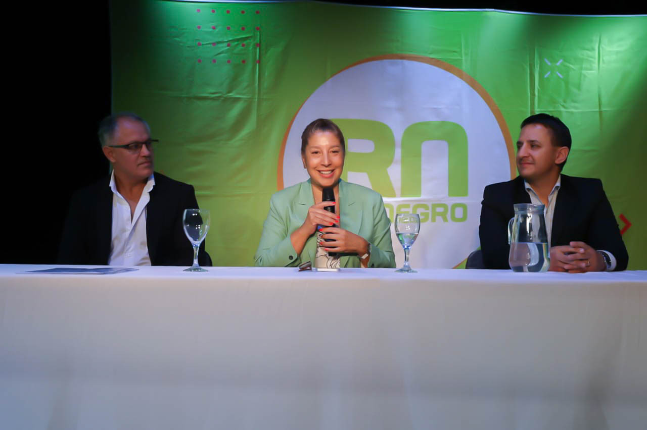 La gobernadora Arabela Carreras firmó los contratos para obras escolares en Roca. Foto Gobierno