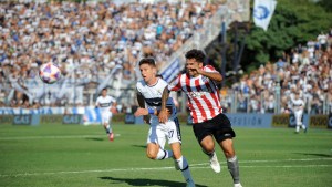 Después de 13 años, Gimnasia volvió a ganar el clásico platense: venció 2-1 a Estudiantes