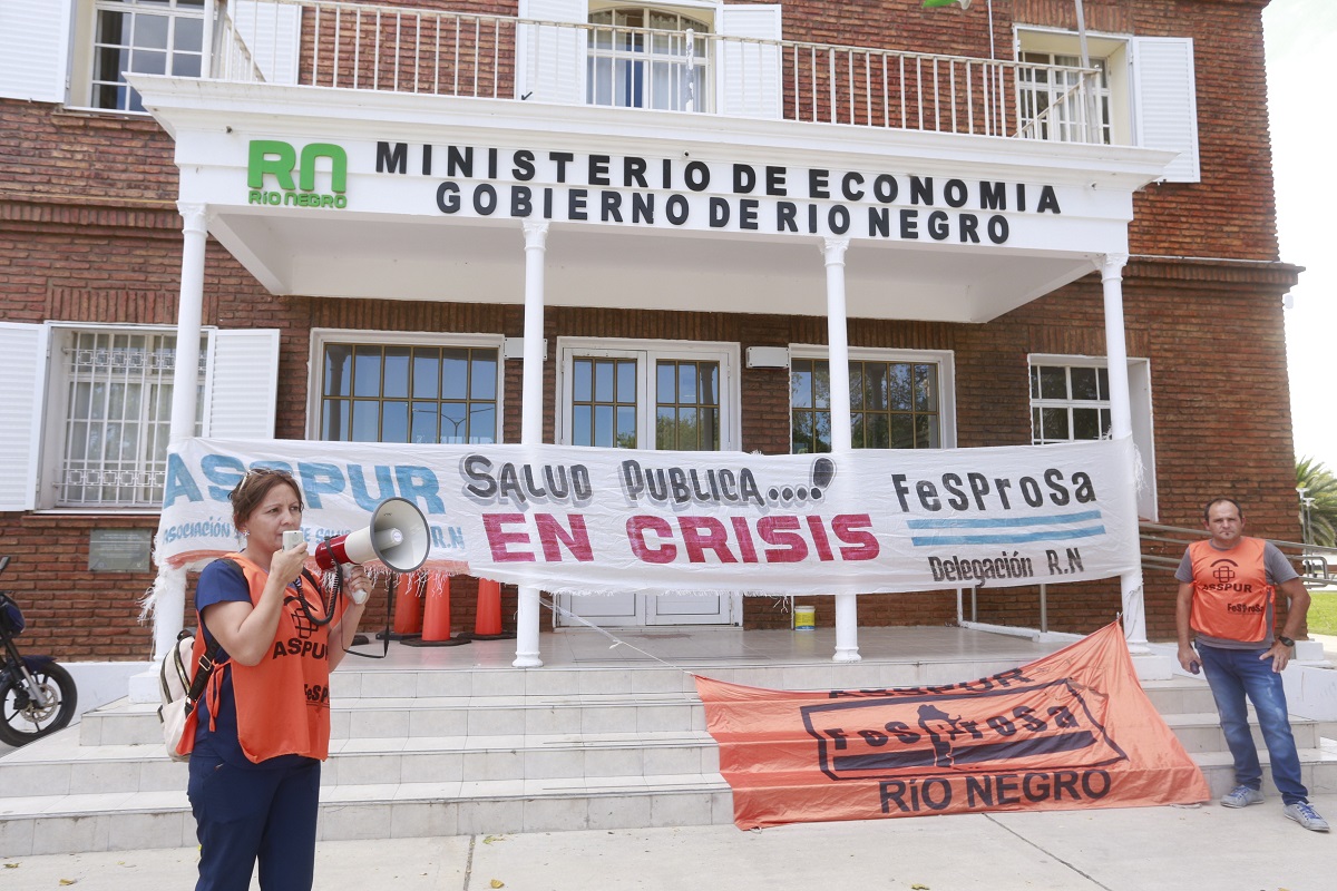 ASSPUR frente al Ministerio de Economía, mientras se inicia la paritaria. Foto: Pablo Leguizamon.