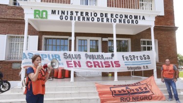ASSPUR frente al Ministerio de Economía, mientras se inicia la paritaria. Foto: Pablo Leguizamon.