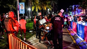 Video: declararon un toque de queda en Miami Beach, tras la muerte de dos personas en tiroteos