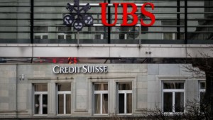 Crisis bancaria: la fusión del Credit Suisse y UBS trajo alivio a los mercados, pero aún hay peligro