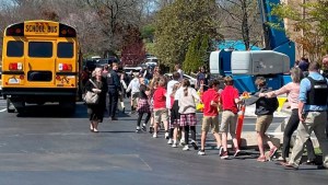 Tiroteo en una escuela de Estados Unidos: una exalumna mató a tres niños y tres adultos