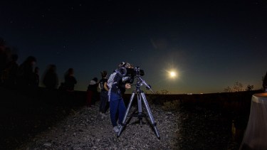 La observación de los astros y el cosmos están ganando cada vez más importancia en la agenda turística rionegrina. Fotos Turismo Allen.