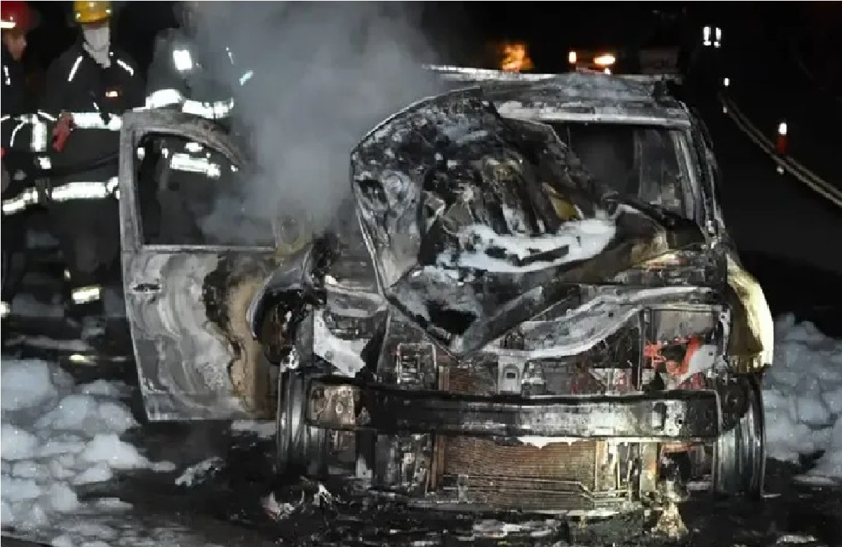 Por el impacto, el vehículo se prendió fuego provocando daños totales. Foto: Realidad  Sanmartinense 