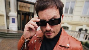 Video: Iván de Pineda desfiló para Versace y Fede Bal quiso imitarlo, pero no salió tan bien