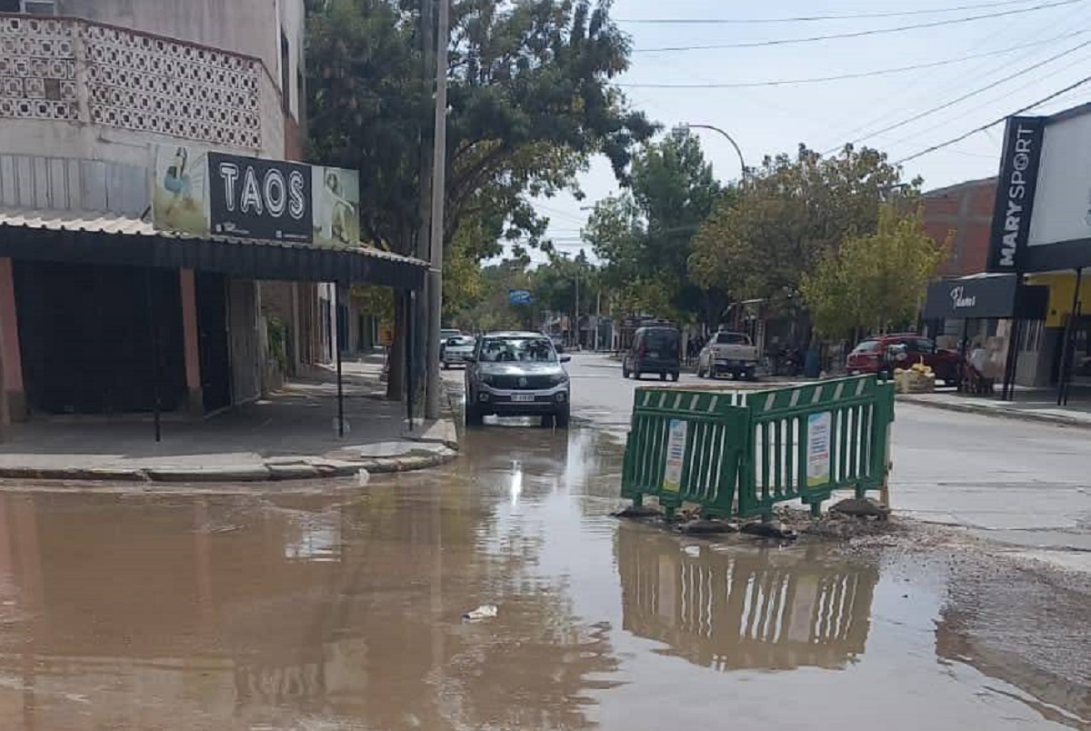 La calle venezuela de CIpolletti volvió a inundarse con aguas servidas. Foto: gentileza