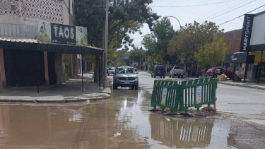 La calle venezuela de CIpolletti volvió a inundarse con aguas servidas. Foto: gentileza